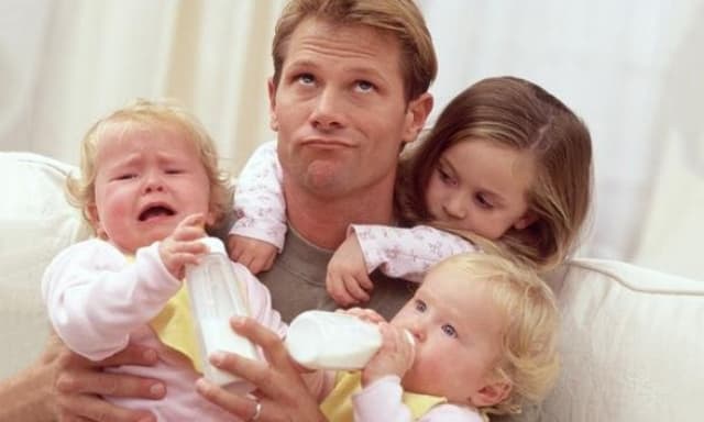 Concediu paternal și zile libere părinţilor care au copii în clasele I şi II. Ce prevederi va mai avea de astazi Convenţia colectivă „Timpul de muncă şi timpul de odihnă”?