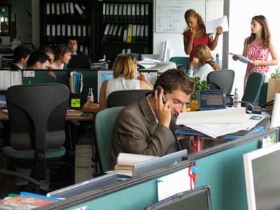 Cum sa iti construiesti afacerea inainte sa renunti la job