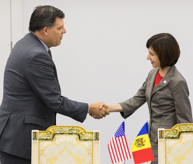 Finanțare suplimentară pentru guvernare democratică și creștere economică