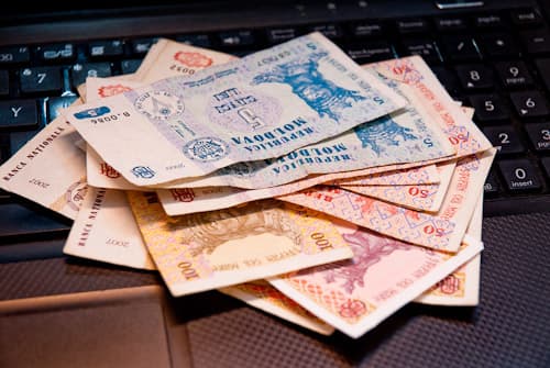Leul câștigă teren față de dolar și euro