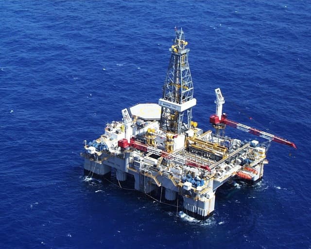 Aproape două treimi dintre proiectele mari de petrol şi gaze depăşesc bugetele planificate