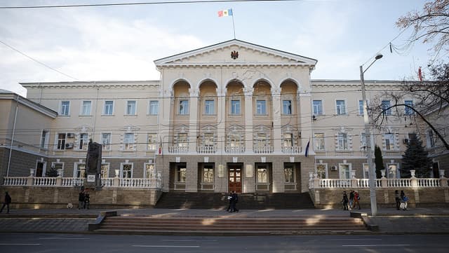 MAI îşi reduce efectivul-limită cu 20 de angajaţi