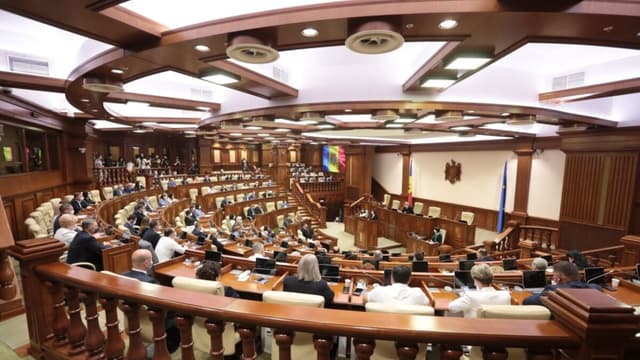 Codul muncii: noile prevederi au fost votate în prima lectură
