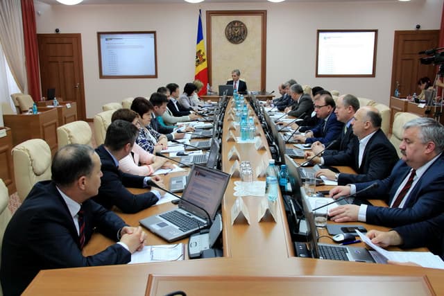 Importatorii vor putea aplica declararea electronica începînd cu luna septembrie. Vezi detalii referitor la reducerea cheltuielilor de vămuire.