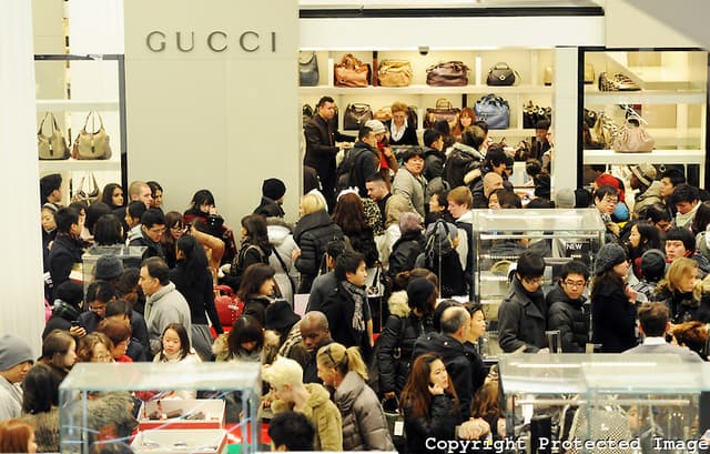Marea Britanie a surprins analiştii, cu o creştere record a vânzărilor de retail în decembrie