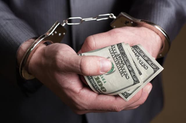 Guvernul a aprobat măsuri mai aspre la comiterea faptelor de corupţie