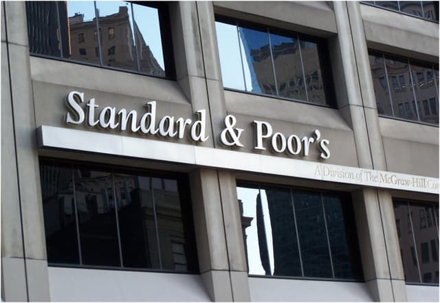 Standard & Poor's понизило прогнозы по рейтингам 15 европейских банков