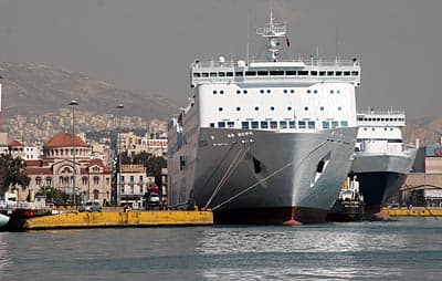 Греция продаст 51% акций порта Пирей