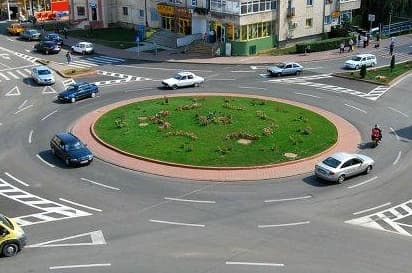 În cele mai aglomerate intersecții de pe traseele naționale vor fi construite sensuri giratorii