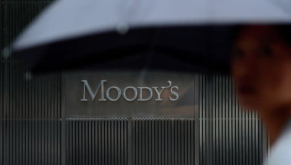 Moody's a retrogradat ratingul Marii Britanii de la „stabil” la „negativ”