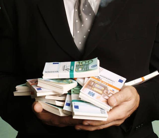 2013 a fost un an bun pentru salariile şefilor marilor bănci europene. Recompensele pentru muncă au crescut şi cu 43%