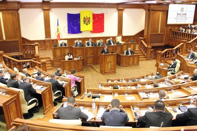 Парламент Молдовы принял поправки в Закон об оплате труда