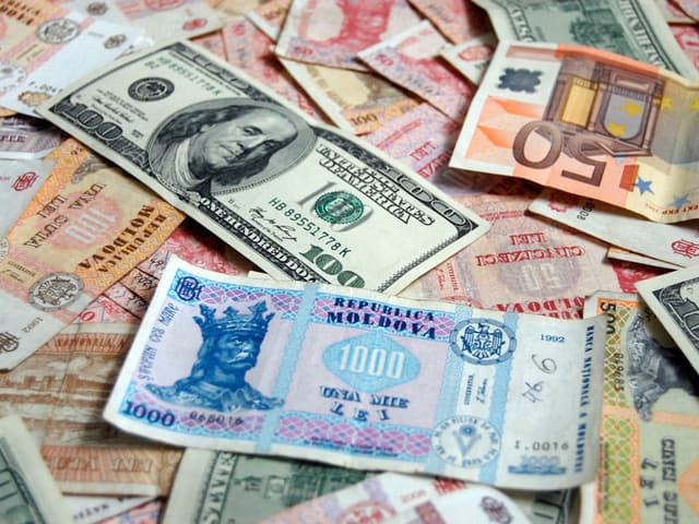 Oferta netă de valută de la persoanele fizice s-a redus în octombrie cu 30,4%
