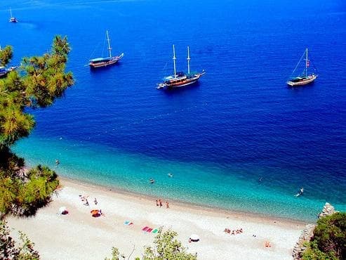 Grecia şi-a îmbunătăţit prognozele referitoare la sosirile şi veniturile din turism