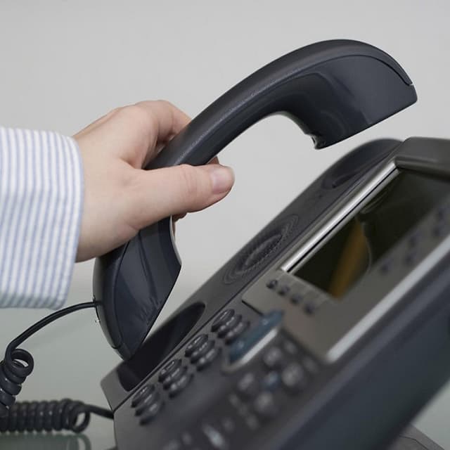 Consumatorii renunţă la telefonia fixă