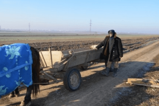 România: Contrabandiştii de ţigări în nordul ţării folosesc drone, deltaplane sau caii