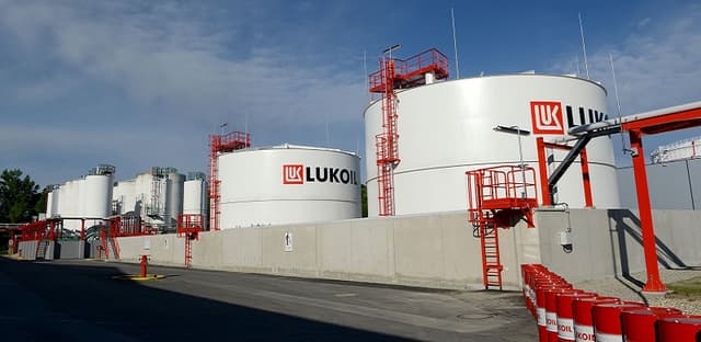 Lukoil ar putea vinde cele patru rafinării din Europa