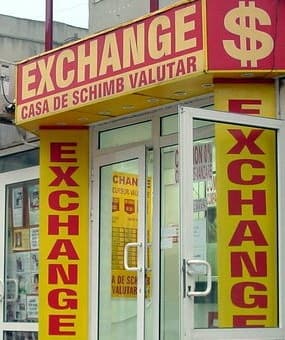Обменные валютные кассы снизили курс покупки и продажи доллара и евро