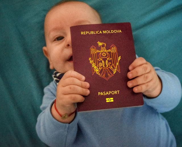 Noi rigori la eliberarea pașaportului copilului minor