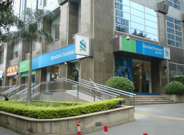 Банк Standard Chartered сократит почти каждого пятого работника