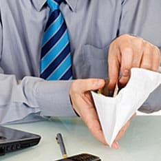 Salariile în plic sărăcesc bugetul de stat. "Prejudiciile se estimează la aproape 5 miliarde de lei în acest an"