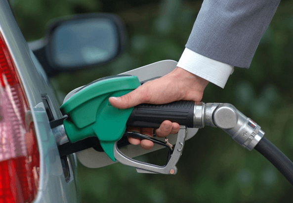 Două companii petroliere anunță prețuri mai mici pentru benzină și motorină