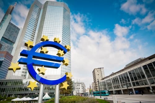 BCE ar putea menţine dobânzile la un nivel scăzut cel puţin doi ani şi jumătate