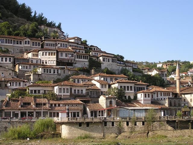 Cetăţenii Republicii Moldova pot călători fără vize în Albania