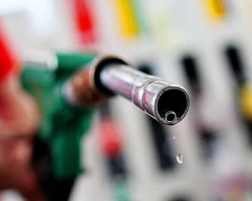 Нефтяные компании снова снижают цены на бензин и дизтопливо