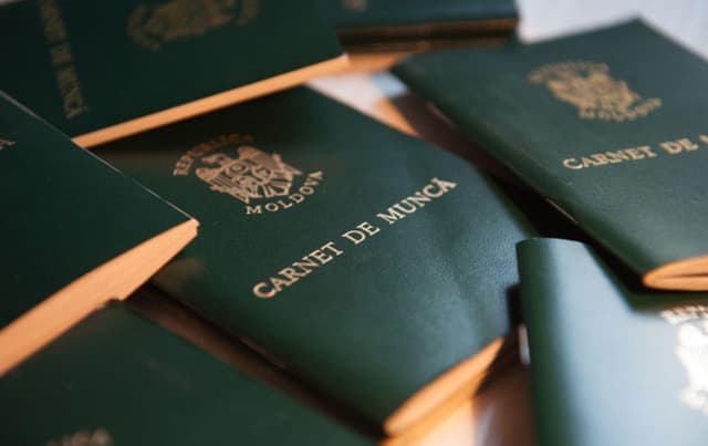 Продолжается оцифровка трудовых книжек