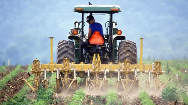 Din 1 aprilie producătorii agricoli pot depune la ANRE cereri pentru autorizarea importului de motorină