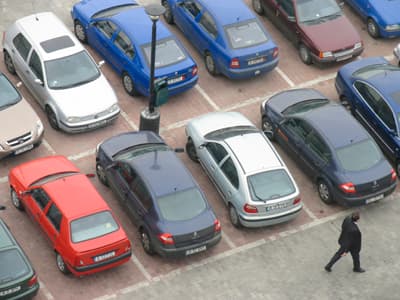 Primăria capitalei lansează un concurs pentru a desemna compania care va construi parcări cu plată