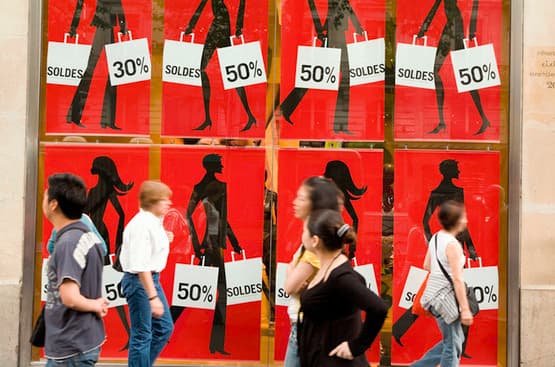 Франция взялась за реформы: магазины откроются в воскресенье