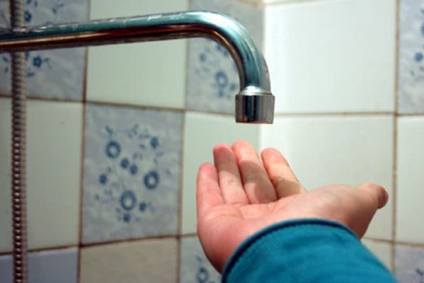 Sistări de apă pe cîteva străzi din capitală şi într-o suburbie
