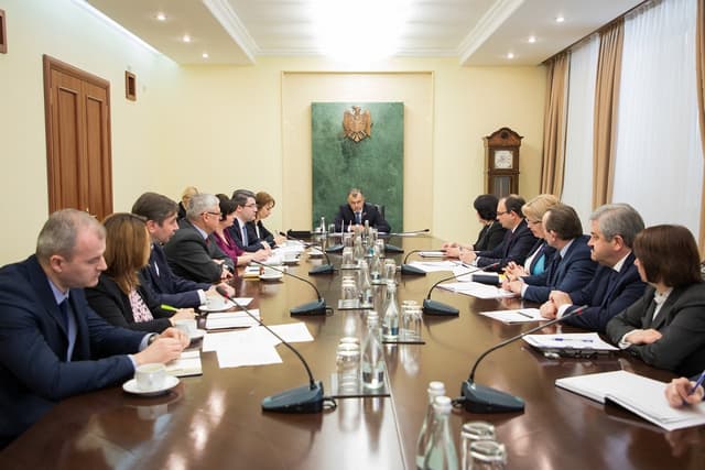 Guvernul examinează problema insuficienței forței de muncă