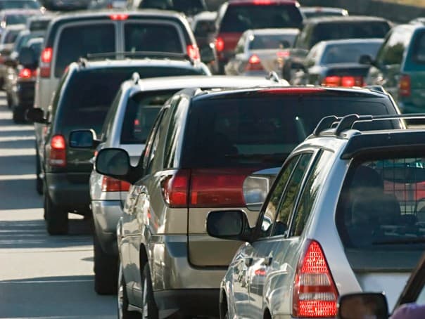 Șoferii vor fi sancţionaţi pentru aruncarea deşeurilor peste geam