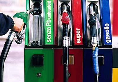 Companiile petroliere ieftinesc din nou benzina şi motorina