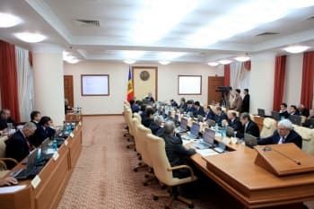 Guvernul a majorat ajutorul social acordat familiilor defavorizate în perioada rece a anului