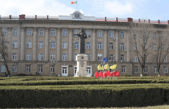 Două cămine părăsite din Bălţi vor fi distribuite pedagogilor care nu au spaţiu locativ