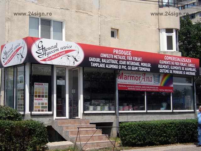 Agenţii economici care plasează panouri publicitare pe uşile şi ferestrele magazinelor ar putea fi nevoiţi să plătească o TAXĂ