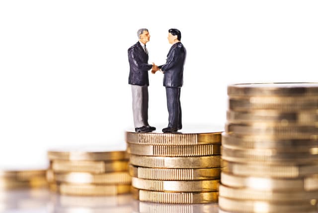 Obligațiile generate de tranzacţiile în numerar a persoanelor juridice cu persoanele fizice