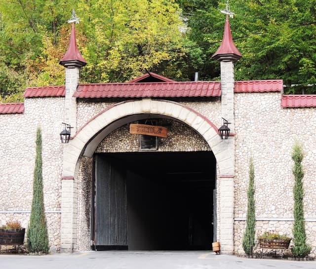 Первый в Молдове подземный отель