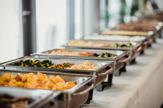 Regimul de impozitare cu TVA a serviciilor catering livrate în ZEL