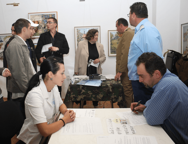 Doar șase la sută dintre tineri din Moldova își pot găsi de lucru acasă