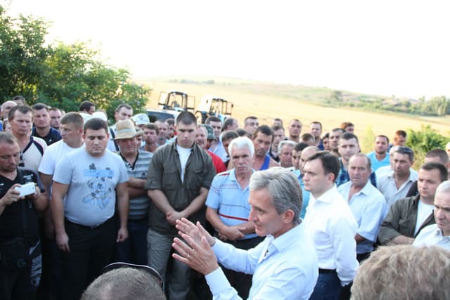 Premierul Iurie Leancă a îndemnat fermierii să se întoarcă în câmp și le-a dat asigurări că vor primi compensații