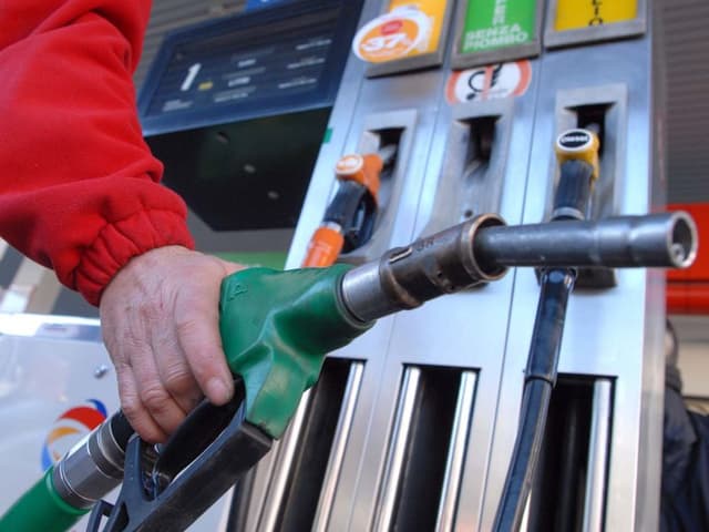 De ce nu se ieftinesc carburanții în Republica Moldova