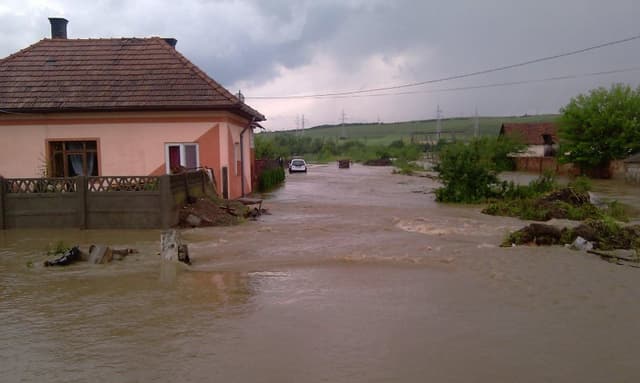 Persoanele care au avut de suferit în urma ploilor abundente vor primi ajutor din bugetul local