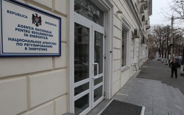 ANRE a prelungit valabilitatea prețurilor plafon la carburanți