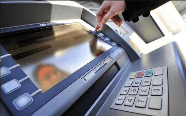 Deficiențe tehnice! Patru bănci suspendă posibilitatea de a retrage bani din bancomate