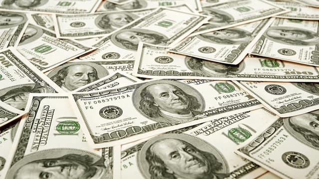 Expert-Grup: cursul de schimb pentru un dolar ar trebui să fie 15,8 lei